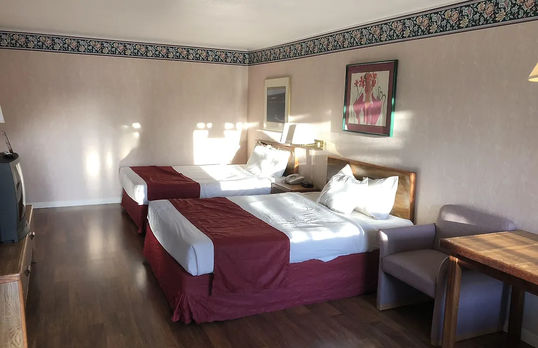 Travelodge By Wyndham Mackinaw City-1