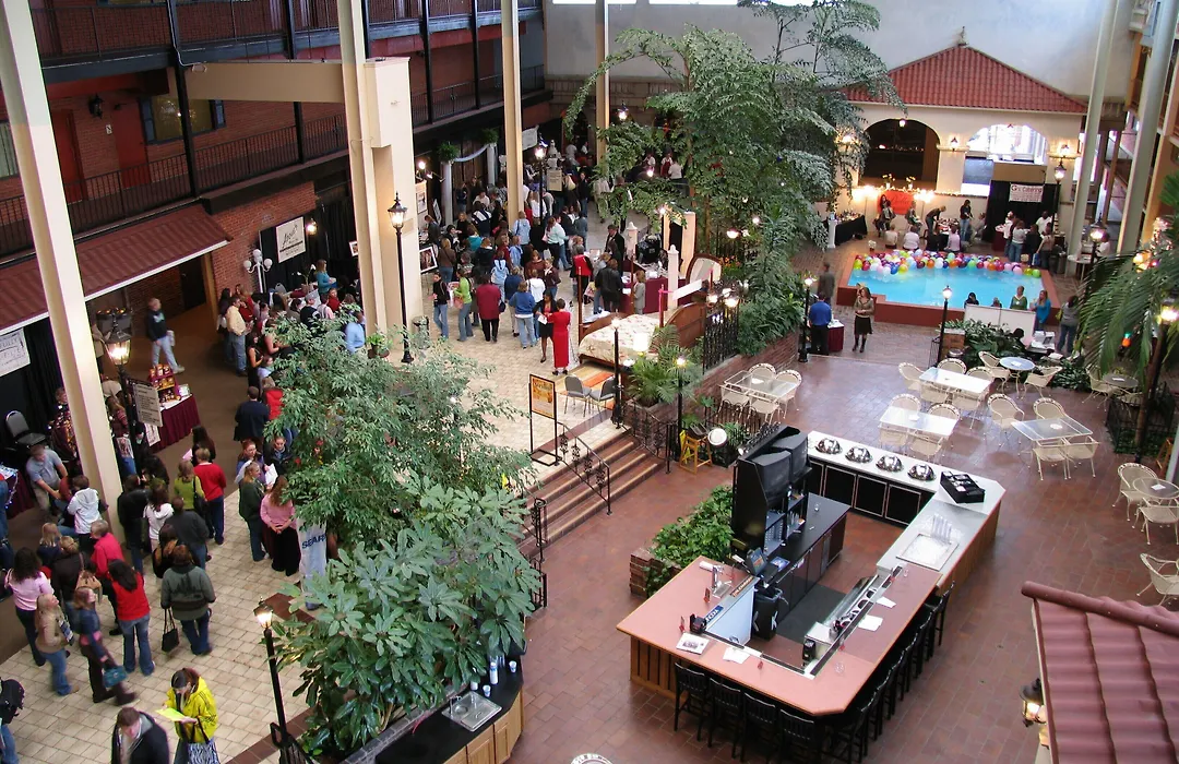 Ramada By Wyndham Topeka Downtown Hotel & Convention Center-1