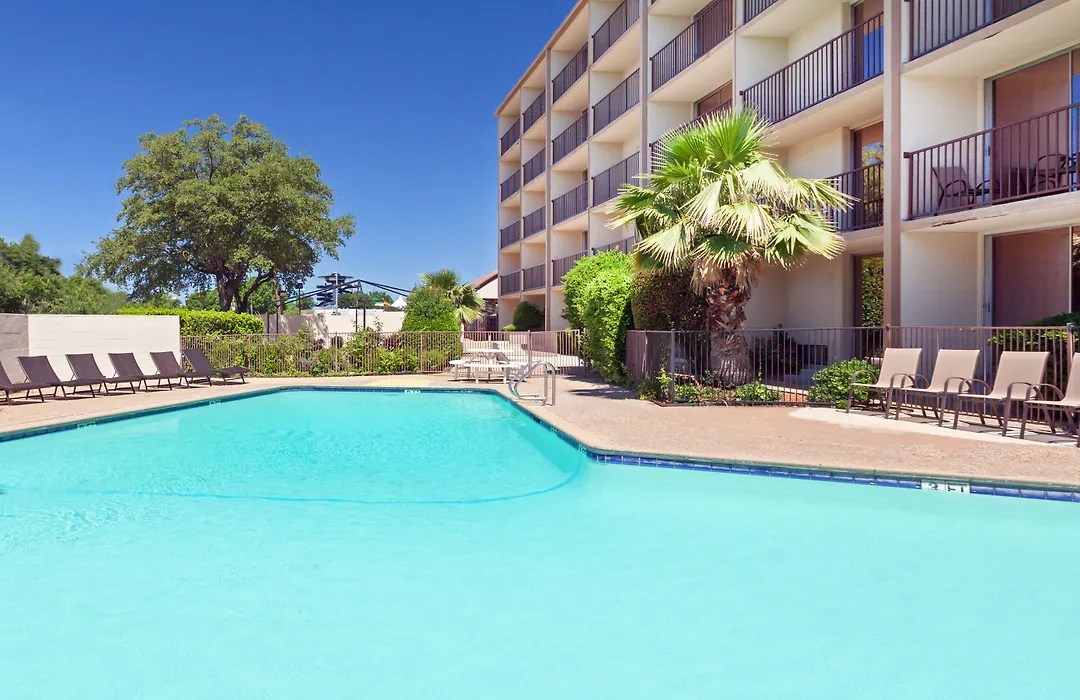 Howard Johnson By Wyndham Arlington Ballpark / Six Flags-1