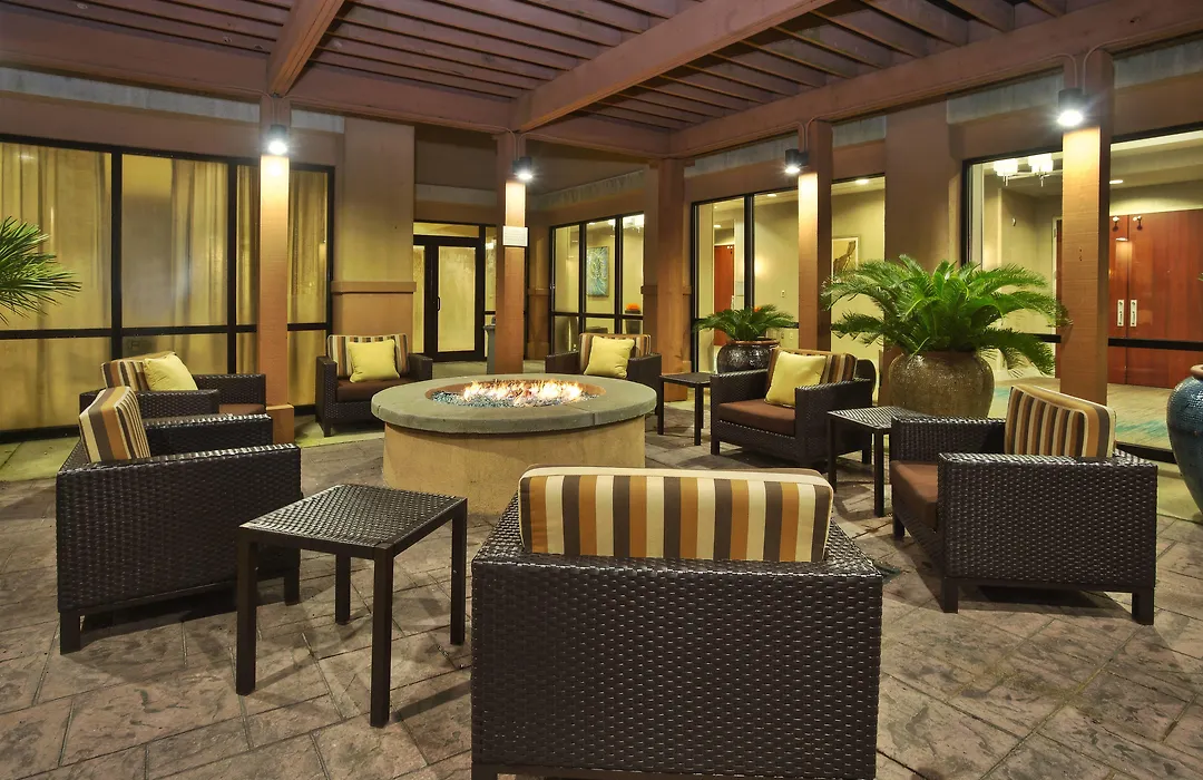 Courtyard By Marriott Gulfport Beachfront-1