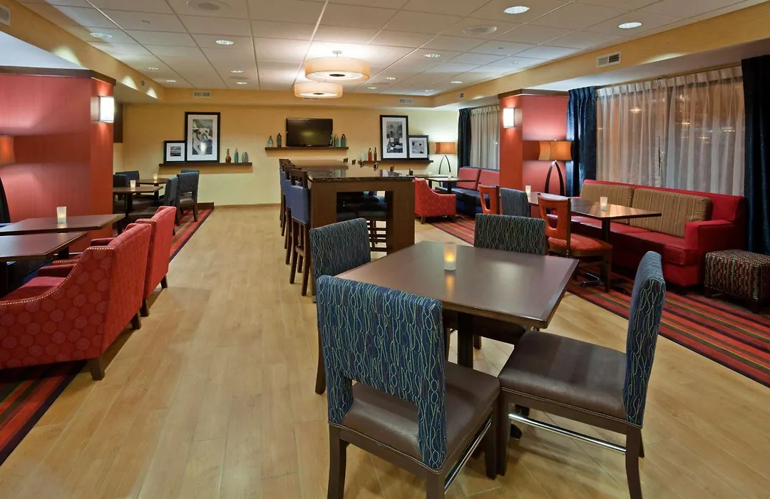 Hampton Inn Milwaukee Airport-1