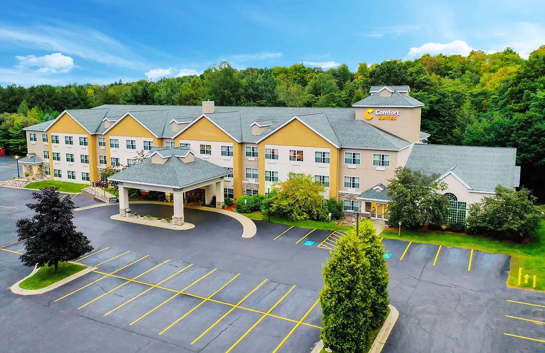 Comfort Suites Marquette-1