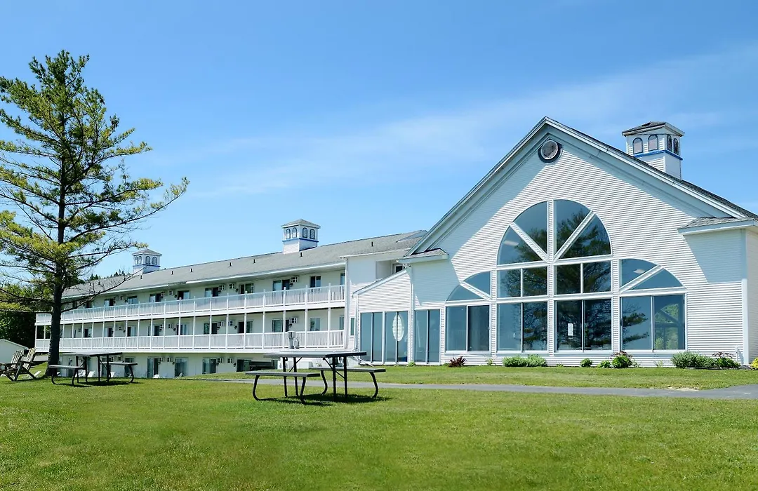Baymont By Wyndham St. Ignace Lakefront-1
