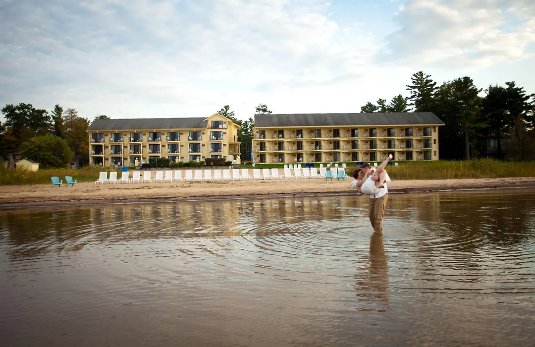 Pointes North Beachfront Hotel - 2 Person Spa Tub Studios-1