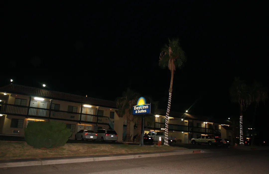 Days Inn & Suites By Wyndham Needles-1