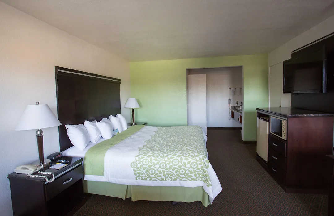 Days Inn By Wyndham Oceanside-1