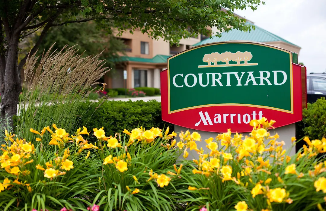 Courtyard Chicago St. Charles-1