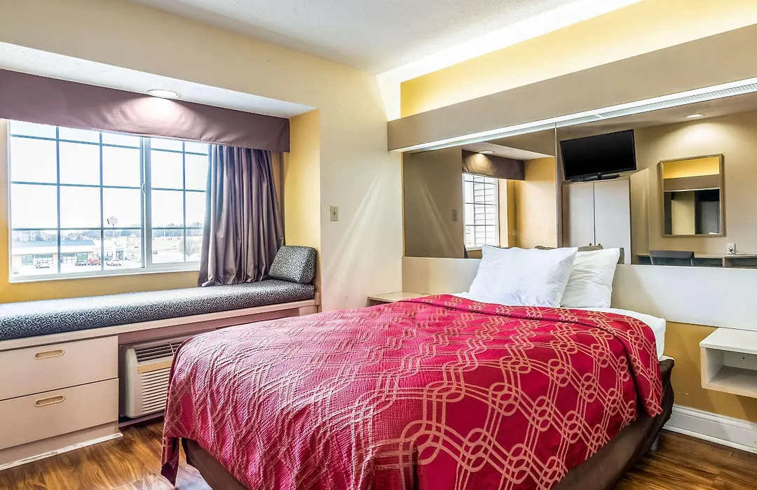 Econo Lodge Inn & Suites Evansville East-1