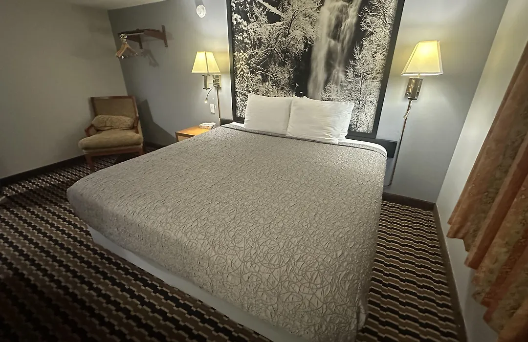 Super 8 By Wyndham Yankton-1