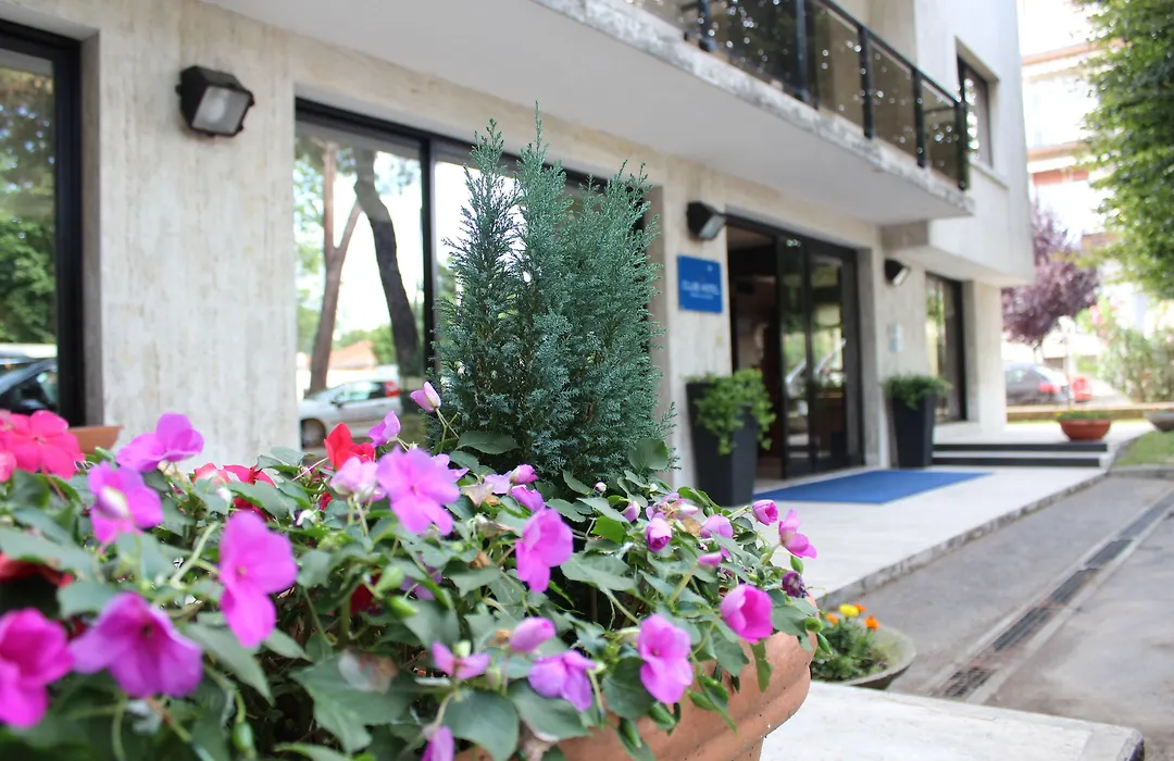 Club Hotel-1