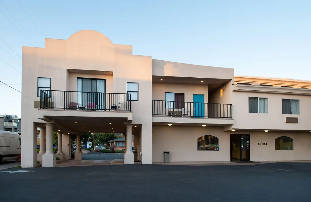 Edgewater Inn And Suites-1
