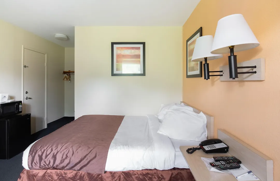 Days Inn By Wyndham New Philadelphia-1