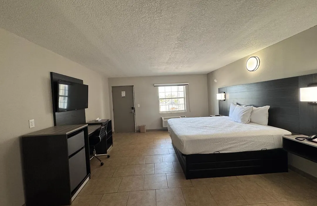 Travelodge By Wyndham Venice-1