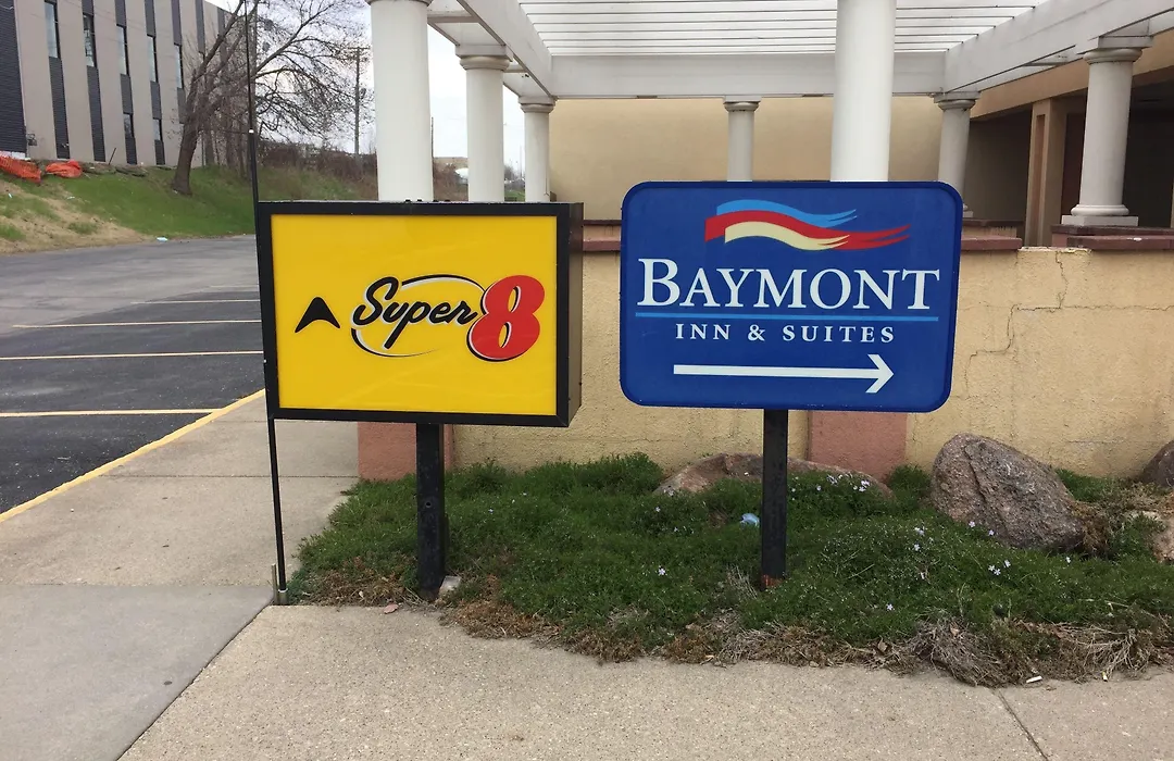 Super 8 By Wyndham Des Moines-1