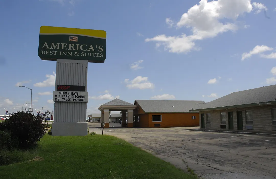 America'S Best Inn And Suites Emporia-1
