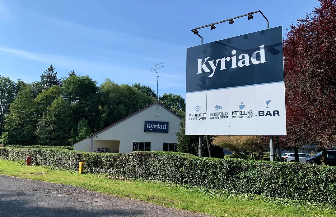 Kyriad Sedan-1