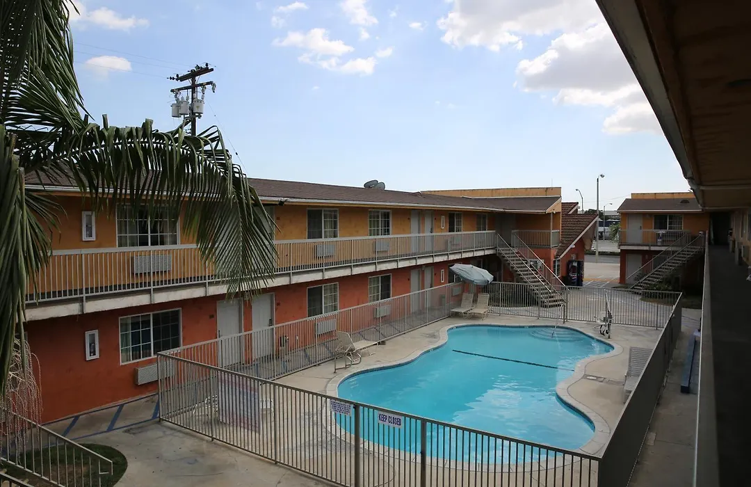 Chateau Inn & Suites-1