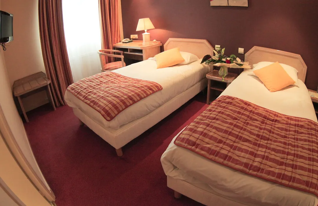 Brit Hotel Les Voyageurs-1