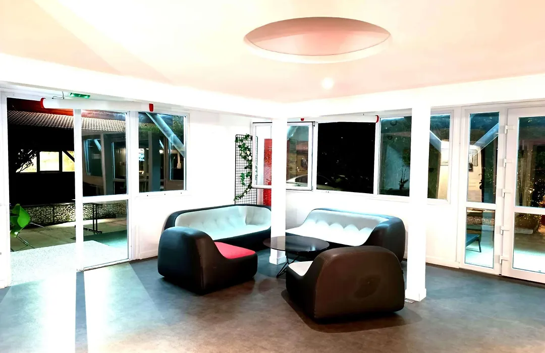 Kyriad Direct Trappes-1