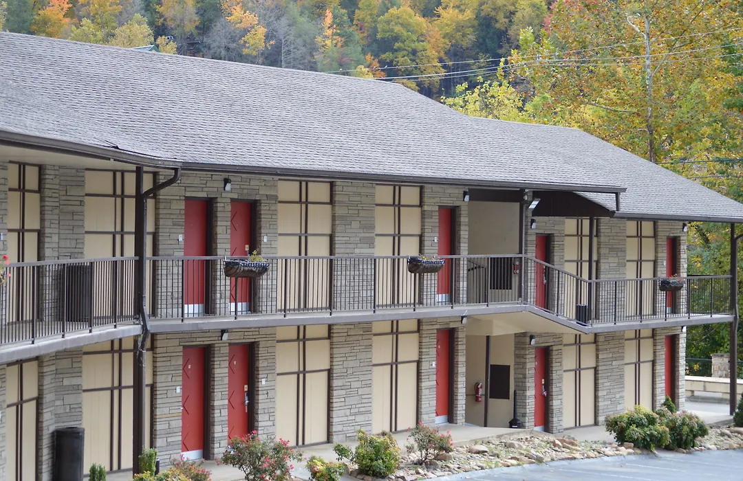 Econo Lodge Inn & Suites On The River-1