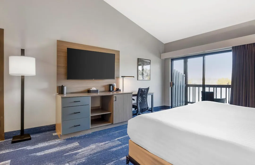Edgewater Inn And Suites, An Ascend Collection Hotel-1