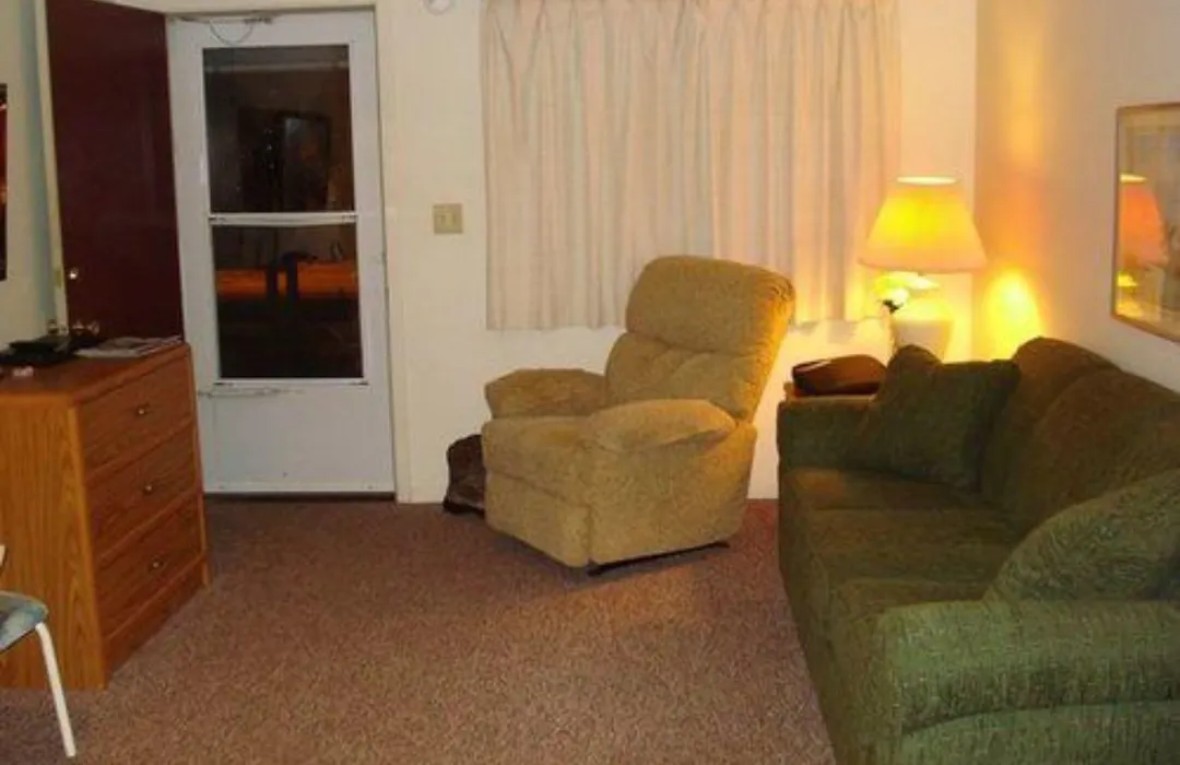 Lakeshor Motor Inn-1