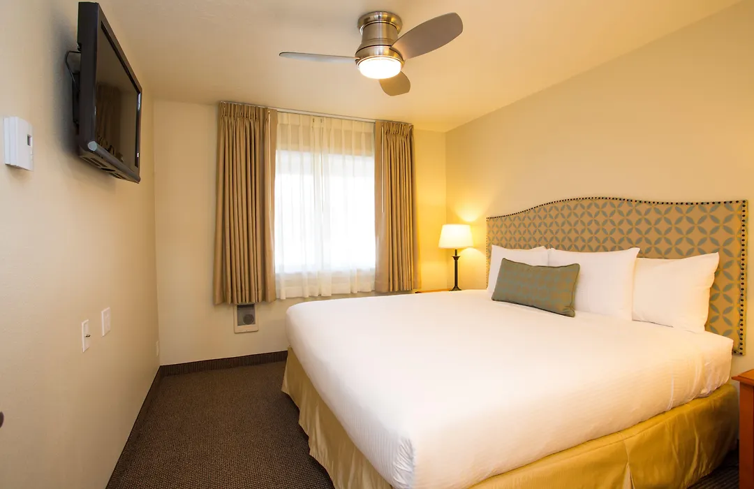 Pelican Shores Inn-1