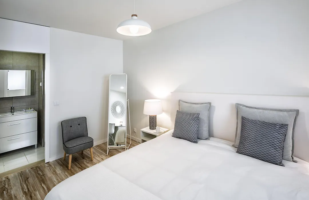Jr Studios & Suites I Rius I-1