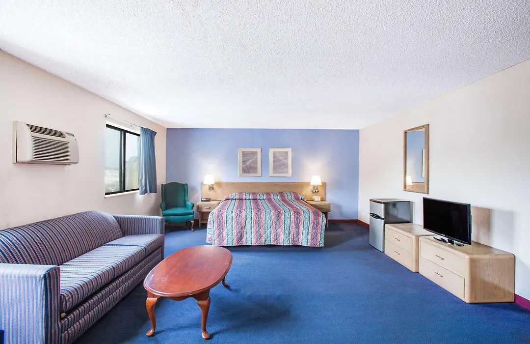 Super 8 By Wyndham Hot Springs-1
