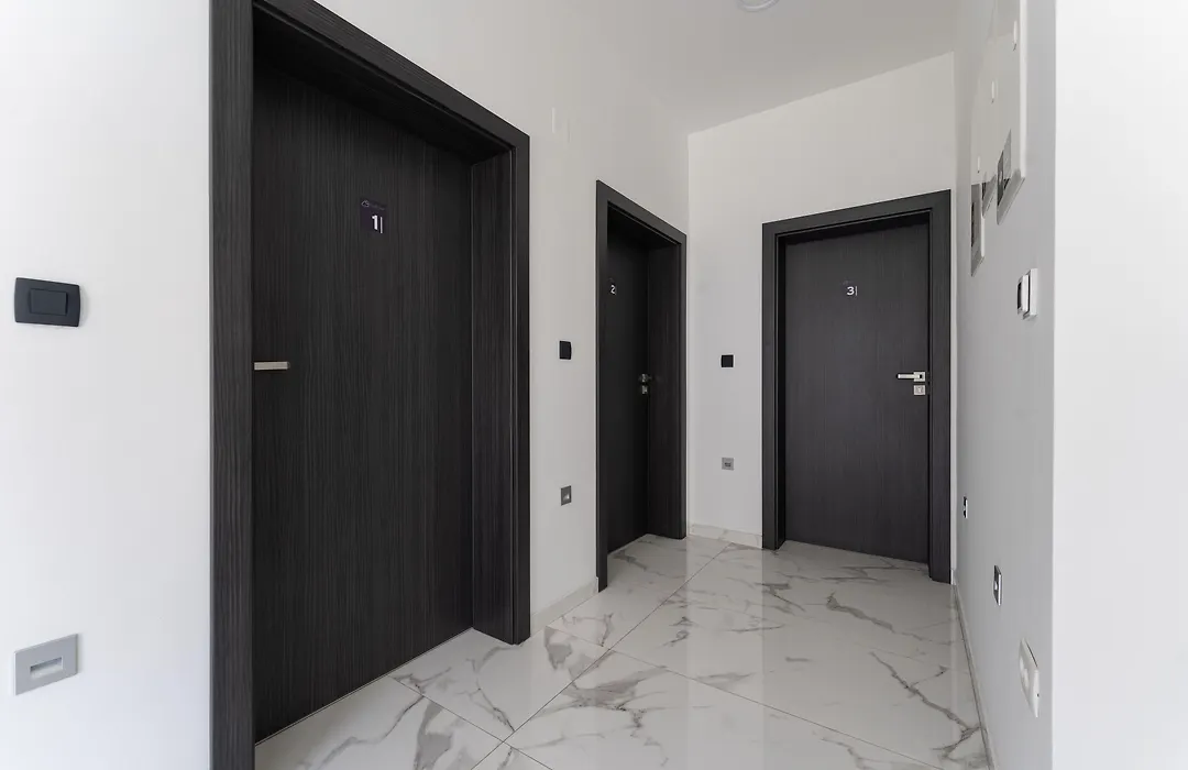 Sky & Sun Luxury Rooms With Private Parking In The Garage-1