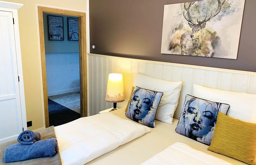 BESOTEL Mettmann-schicke FeWo oder Apartments nähe Golfplatz Gruiten und Neandertal mit Glasfaser WLAN und Parkplatz-viele Schlafzimmer mit Bad en suite-1