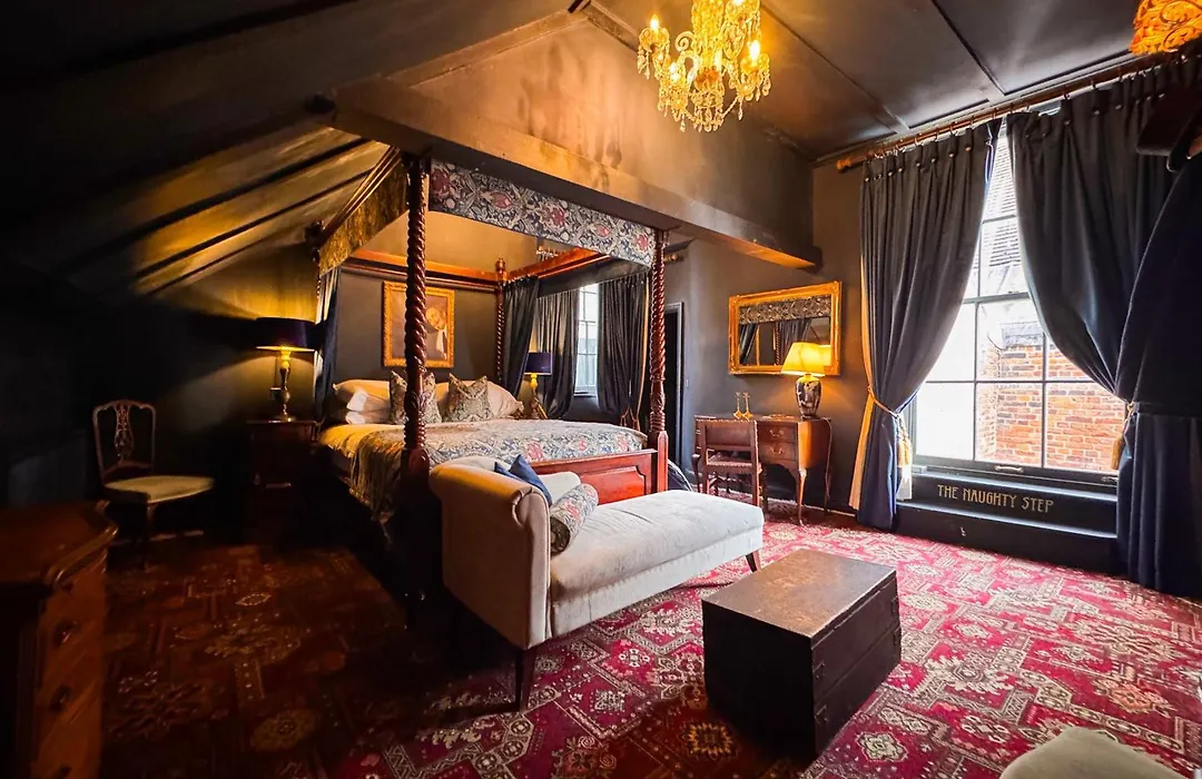 Guy Fawkes Inn-1