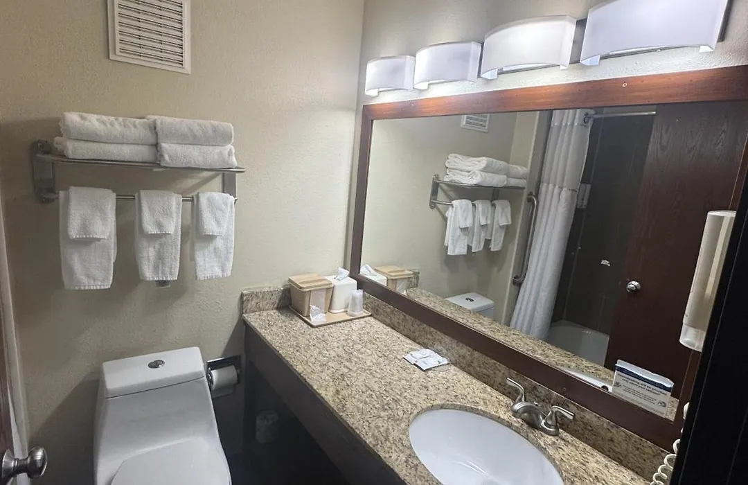Quality Inn & Suites Green Bay - Ashwaubenon-1