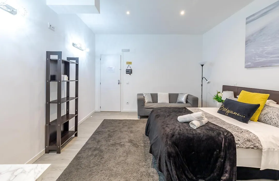 Ayz Juan De Mena - Auto Check-In Property-1