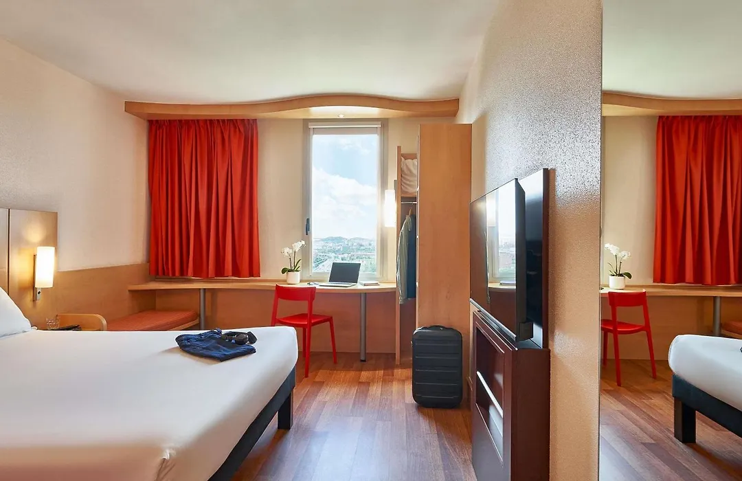 Ibis Barcelona Santa Coloma-1