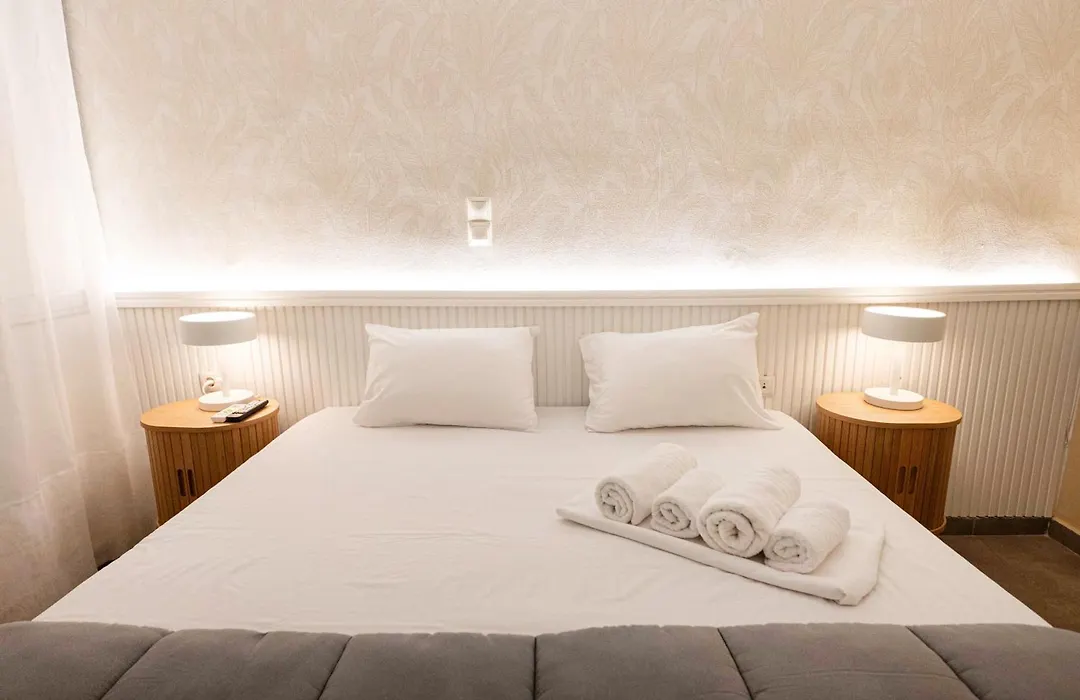 Lux Hotel 5 Mins Walk From Port Of Piraeus And Metro Station-1