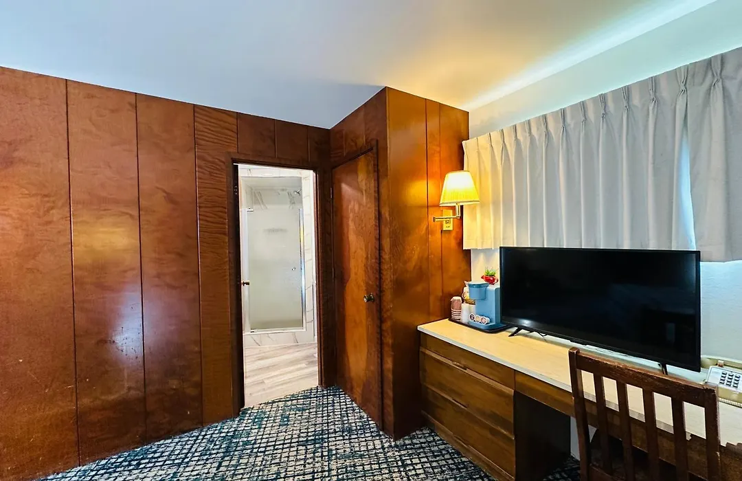 Curly Redwood Lodge-1