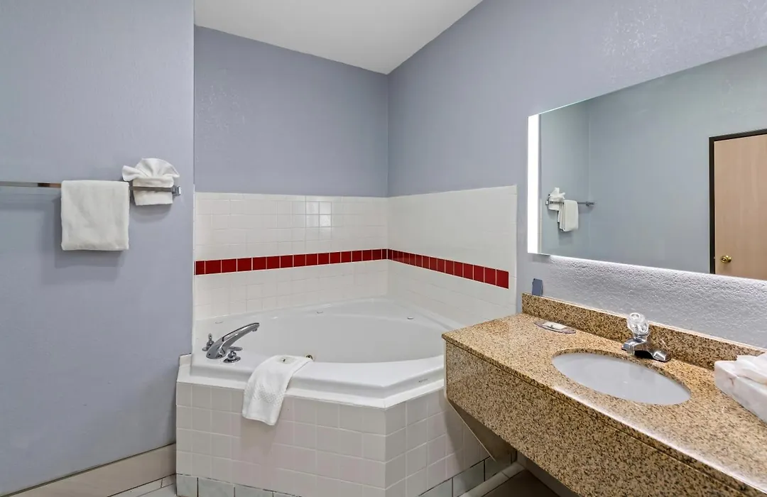 Quality Inn & Suites Manhattan-1