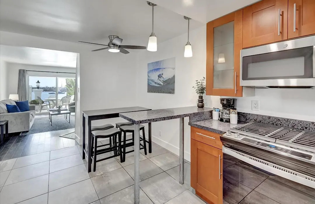 Oceanside Marina Suites - A Waterfront Hotel-1