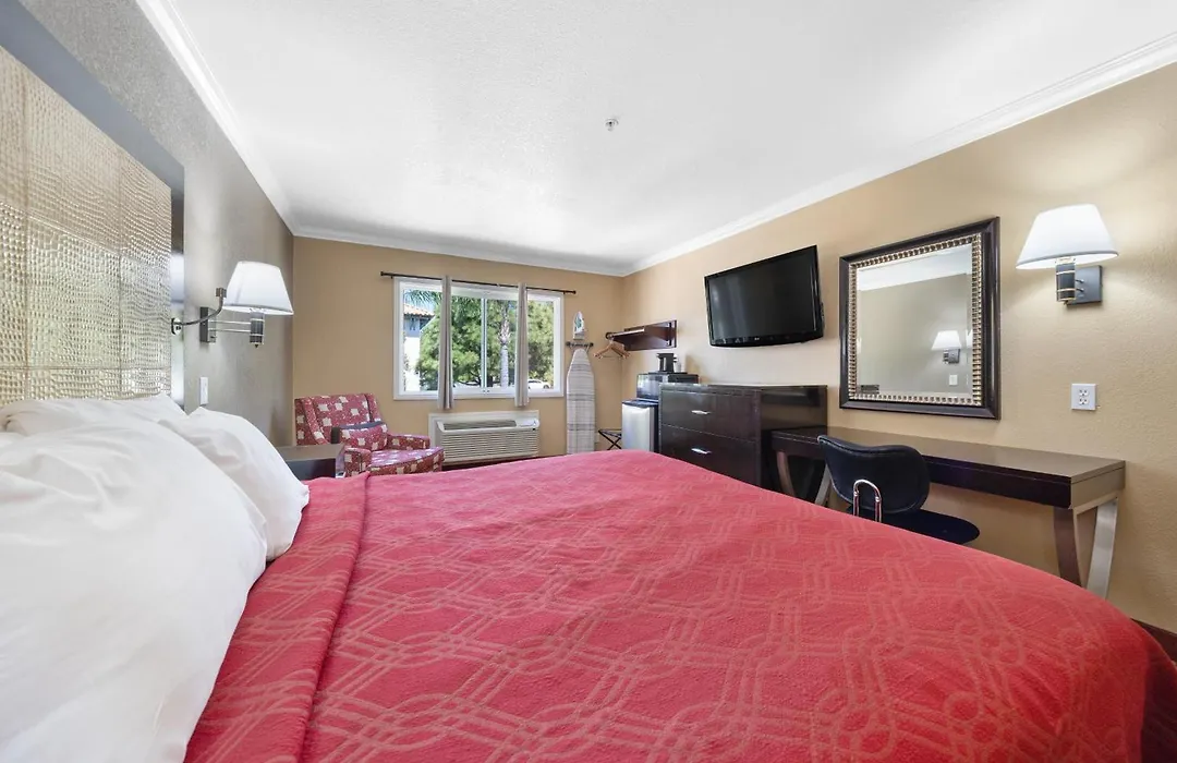 Econo Lodge Inn & Suites Fallbrook Downtown-1