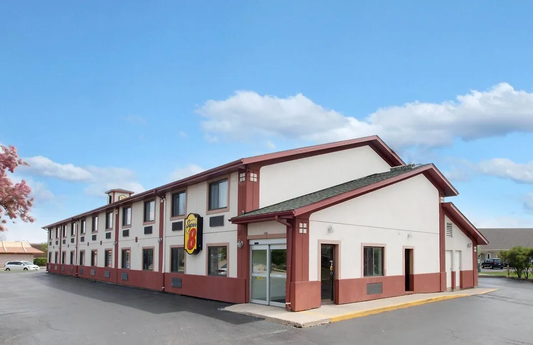 Super 8 By Wyndham Crystal Lake-1