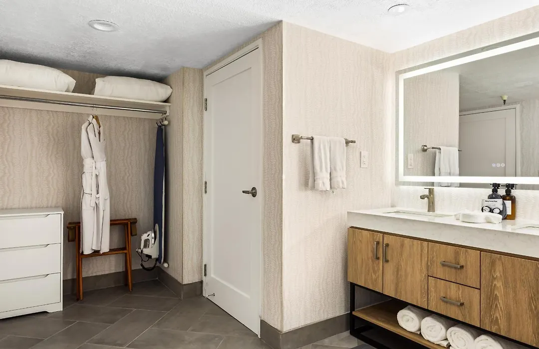 456 Embarcadero Inn & Suites-1
