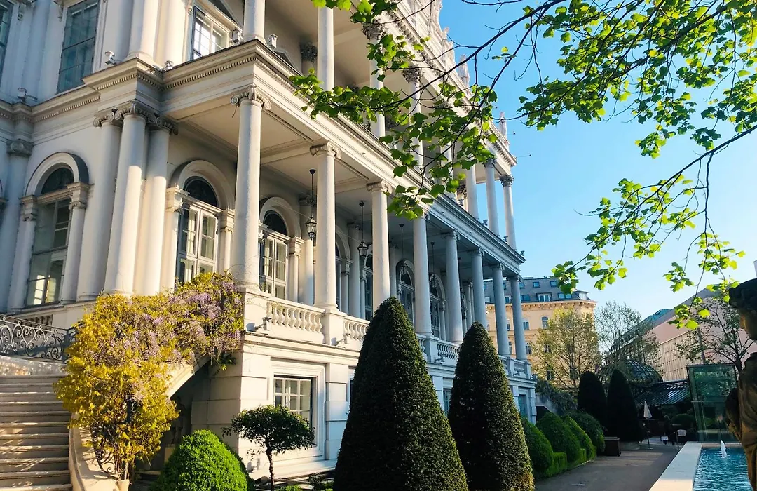 Palais Coburg-1