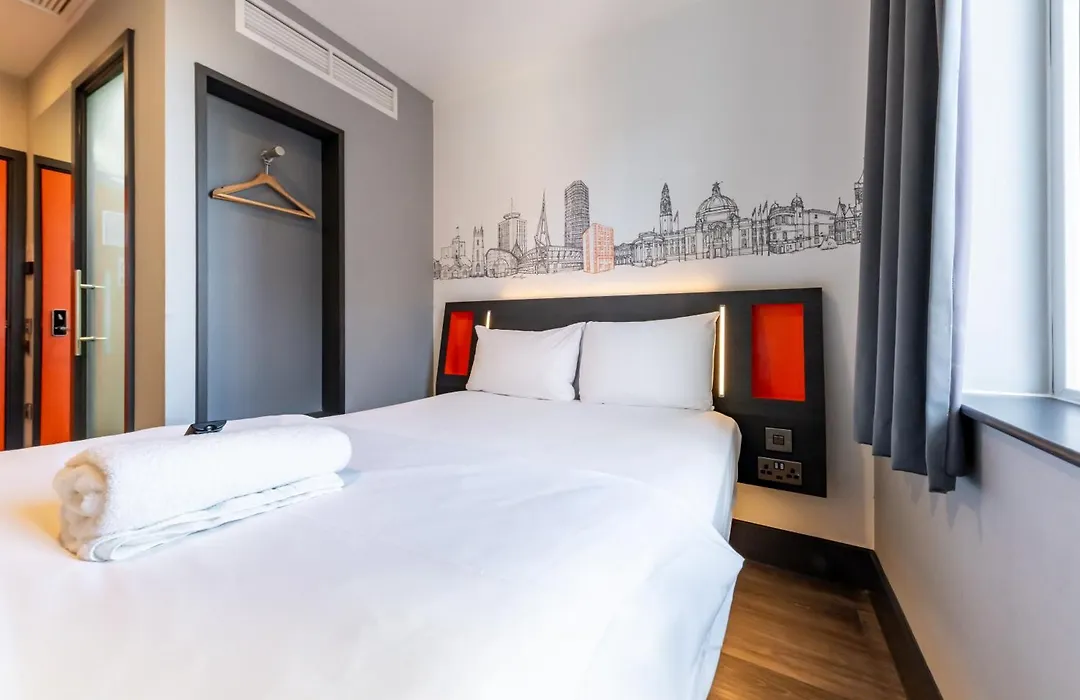 Easyhotel Cardiff-1