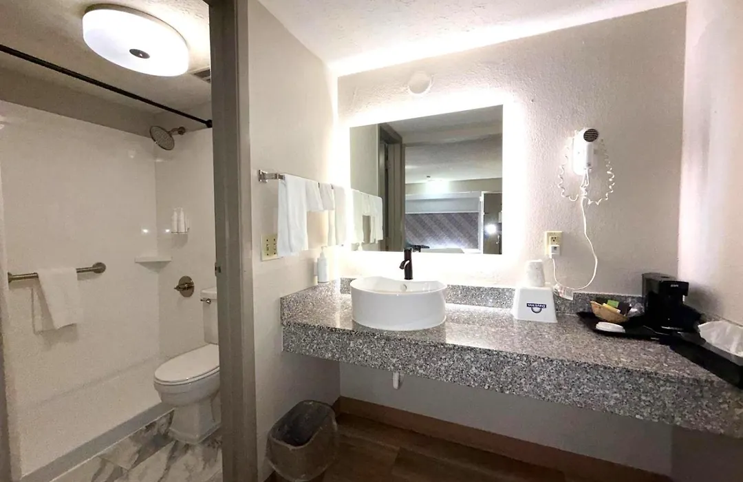 Days Inn By Wyndham Frankfort-1