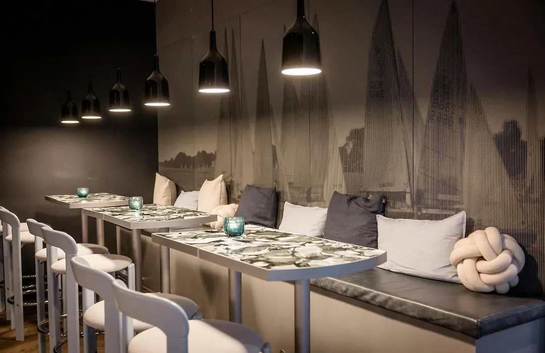 Motel One Hamburg-Alster-1