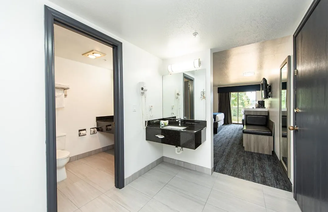 Oyster Bay Inn & Suites-1