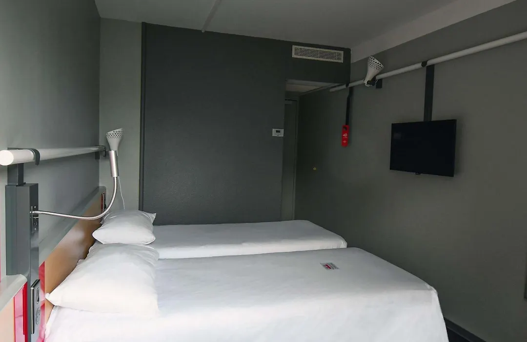 ibis Saintes-1