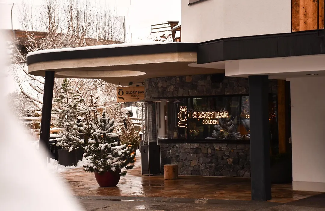 Glanz & Glory Hotel-1