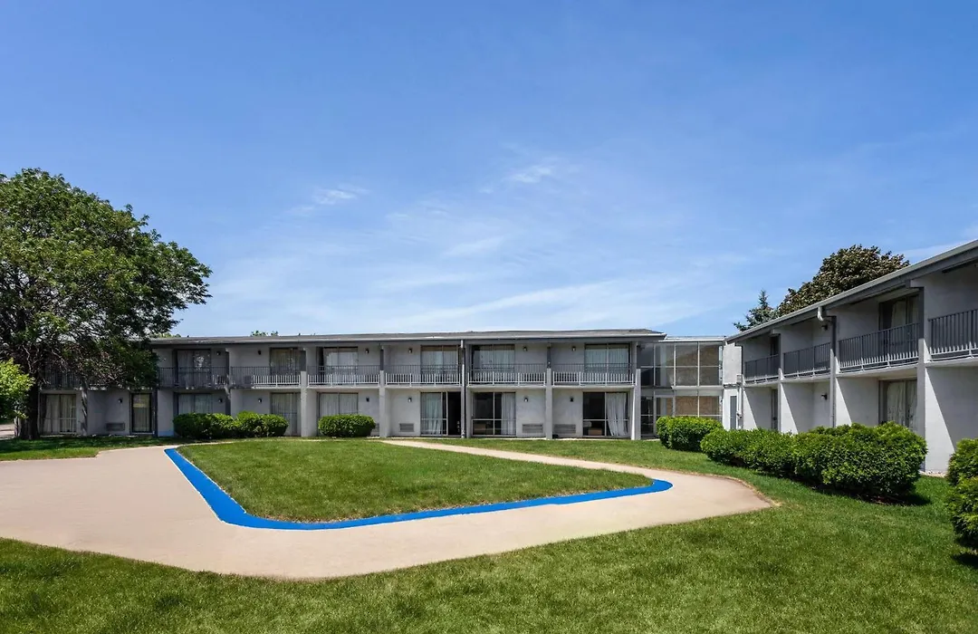 Travelodge By Wyndham Milwaukee-1